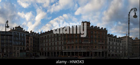 Blick auf Plaza del Castillo, der Schlossplatz, das Nervenzentrum der Stadt Pamplona, Bühne für Stierkämpfe bis 1844 und Treffpunkt für einheimische Stockfoto