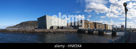 Skyline von Donostia San Sebastian, die Küstenstadt an der Bucht von Biskaya, mit Blick auf den Kursaal Congress Centre und Auditorium und Kursaal Brücke Stockfoto