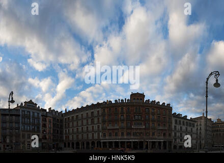 Blick auf Plaza del Castillo, der Schlossplatz, das Nervenzentrum der Stadt Pamplona, Bühne für Stierkämpfe bis 1844 und Treffpunkt für einheimische Stockfoto