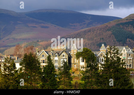 Keswick Hotels und Unterkunft mit Fjälls im Hintergrund. Stockfoto