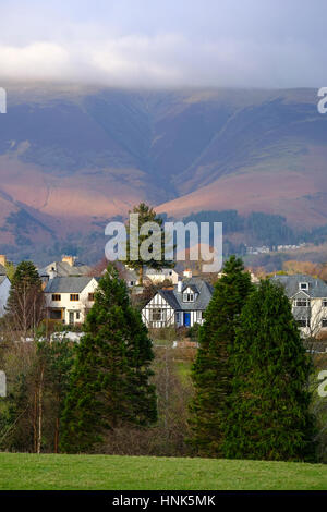 Keswick Hotels und Unterkunft mit Fjälls im Hintergrund. Stockfoto