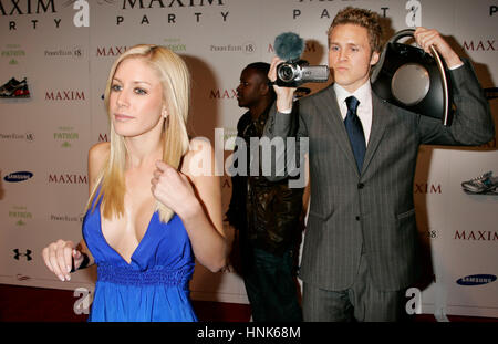 Heidi Montag ist das video von Freund Spencer Pratt auf der Maxim Super Bowl Party im Stein Rose im Fairmont Scottsdale Princess in Scottsdale, AZ Freitag, 1. Februar 2008 aufgenommen. Foto von Francis Specker Stockfoto