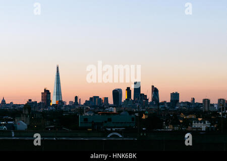 Blick auf die Skyline von London aus Bussey Gebäude, Peckham, während des Sonnenuntergangs Stockfoto