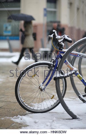 Eine Frau geht durch Schnee in der Innenstadt von Budapest, wie Wintereinbruch. Stockfoto