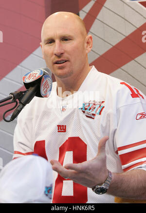 New York Giants Jeff Feagles wird von Reportern am Medientag für Super Bowl XLII an der University of Phoenix Stadium in Glendale, AZ, am 29. Januar 2008 interviewt.  Foto von Francis Specker Stockfoto