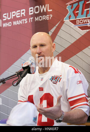 New York Giants Jeff Feagles wird von Reportern am Medientag für Super Bowl XLII an der University of Phoenix Stadium in Glendale, AZ, am 29. Januar 2008 interviewt.  Foto von Francis Specker Stockfoto