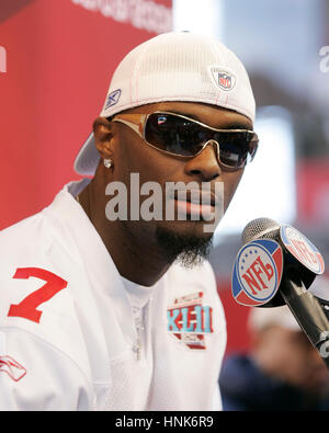 New York Giants Plaxico Burress wird am Medientag für Super Bowl XLII an der University of Phoenix Stadium in Glendale, AZ, am 29. Januar 2008 von Reportern interviewt.  Foto von Francis Specker Stockfoto