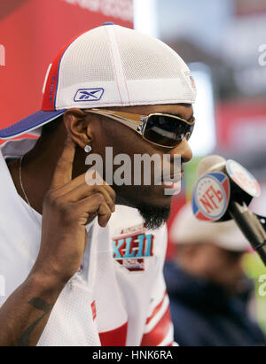 New York Giants Plaxico Burress wird am Medientag für Super Bowl XLII an der University of Phoenix Stadium in Glendale, AZ, am 29. Januar 2008 von Reportern interviewt.  Foto von Francis Specker Stockfoto