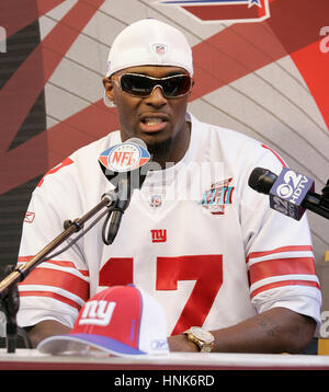 New York Giants Plaxico Burress wird am Medientag für Super Bowl XLII an der University of Phoenix Stadium in Glendale, AZ, am 29. Januar 2008 von Reportern interviewt.  Foto von Francis Specker Stockfoto