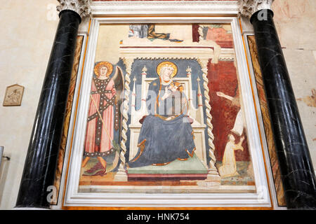 Madonna mit Kind, Madonna del Latte von Lippo Memmi AD 1317, das älteste Fresko in San Gimignano, Kirche des heiligen Augustinus, San Gimignano, Toskana, Italien Stockfoto