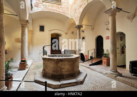 Italien, Toskana, Pienza, Palazzo Borgia, Museo Diocesano, Innenhof und gut Stockfoto