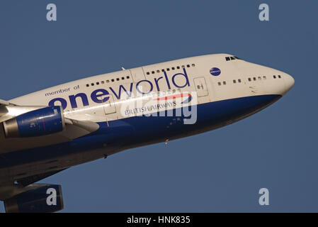 Oneworld, British Airways Boeing 747-436 Flugzeug G-CIVM startet am Flughafen London Heathrow in blauem Himmel Stockfoto