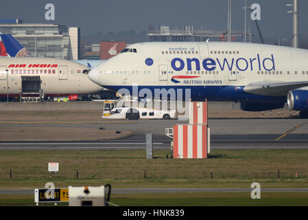 British Airways 747 geschleppt von einem Schlepper am Flughafen London Heathrow Stockfoto