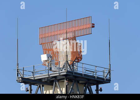 Eine Radarantenne in Betrieb am Flughafen London Heathrow Stockfoto