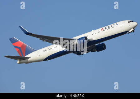 Delta Air Lines Boeing 767-332ER Jet Flugzeug N1201P startet vom Flughafen London Heathrow in blauem Himmel. Fluggesellschaft Delta Airlines Stockfoto