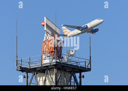 Kontrollierter Luftraum. British Airways Flugzeug startet vom Flughafen London Heathrow hinter einer Radarantenne Stockfoto