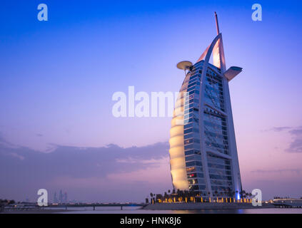 DUBAI, Vereinigte Arabische Emirate - 20 Januar: Burj Al Arab - ein 7-Sterne-Hotel und eines der berühmtesten Wahrzeichen der Vereinigten Arabischen Emirate. Foto aufgenommen am 20. Januar 2017 Stockfoto