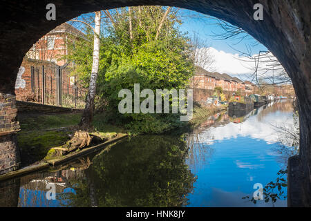 Schöne Aussicht auf Birmingham Kanal mit Kanalboote gesehen Stockfoto