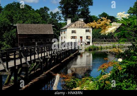 Sleepy Hollow, NY - 9. Juli 2009: Die schöne Einstellung bei historischen c. 1750 Philipsburg Manor mit der Grist Mill auf der linken Seite und Frederick Philipse Stockfoto
