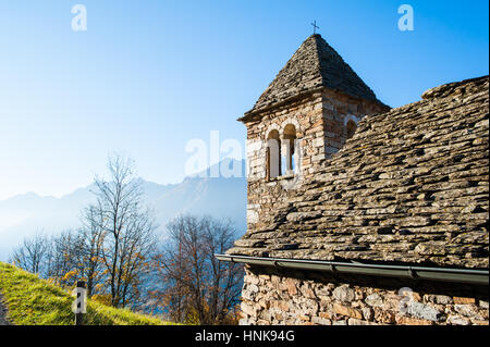 Glockenturm der Kirche im Tessin, Schweiz Stockfoto