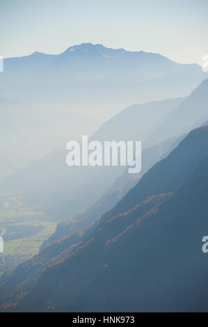 Dunstigen Morgen in den Schweizer Alpen Stockfoto