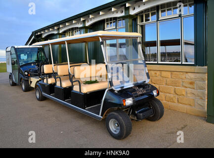 Multi-Sitzer-Club-Autos des old Course von St. Andrews gold Club in Fife, Schottland geparkt vor einem Abschnitt im gold Club. Stockfoto