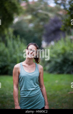 Lächelndes Mädchen posiert in einem Park. Stockfoto