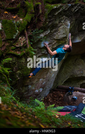 Bouldern in Slowenien Stockfoto