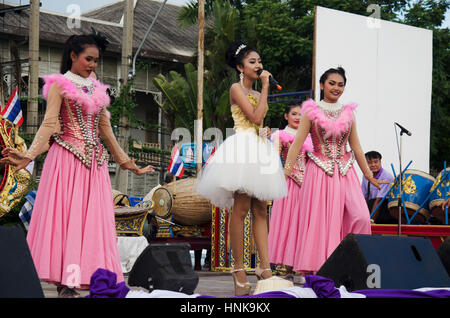 Thais singen Volkslied und Country-Musik mit lokalen thai-Stil Tanzshow in traditionelle thai Kulturfestival am Markt am 26. Juli 2016 in Nonth Stockfoto