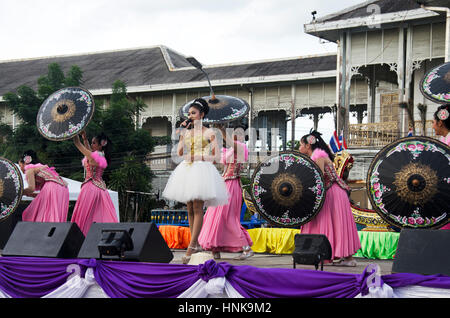 Thais singen Volkslied und Country-Musik mit lokalen thai-Stil Tanzshow in traditionelle thai Kulturfestival am Markt am 26. Juli 2016 in Nonth Stockfoto