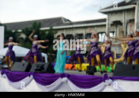 Bewegungsunschärfe des thailändischen Volkes singen Volkslied und Country-Musik mit lokalen thai-Stil Tanzshow im traditionellen thailändischen Kulturfestival in Tha Nam nicht Ma Stockfoto