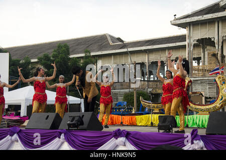 Thais singen Volkslied und Country-Musik mit lokalen thai-Stil Tanzshow in traditionelle thai Kulturfestival am Markt am 26. Juli 2016 in Nonth Stockfoto