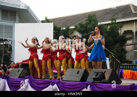 Thais singen Volkslied und Country-Musik mit lokalen thai-Stil Tanzshow in traditionelle thai Kulturfestival am Markt am 26. Juli 2016 in Nonth Stockfoto