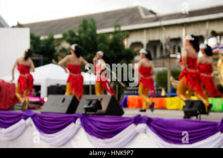 Bewegungsunschärfe des thailändischen Volkes singen Volkslied und Country-Musik mit lokalen thai-Stil Tanzshow im traditionellen thailändischen Kulturfestival in Tha Nam nicht Ma Stockfoto