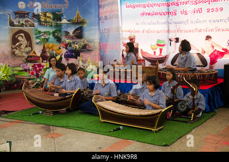 Thai Studenten Band spielt traditionelle thailändische Musikinstrumente Konzert zeigen Menschen in traditionellen thailändischen Kulturfestival am 26. Juli 2016 in Nonthabur Stockfoto
