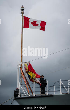 Seemann mit Sturmgewehr steht Wache auf dem Bogen der Royal Canadian Navy Fregatte HMCS ST. JOHN in Halifax, Nova Scotia, Kanada. Stockfoto