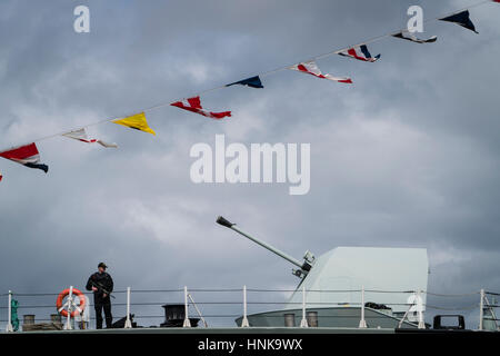 Seemann mit Sturmgewehr steht Wache auf dem Bogen der Royal Canadian Navy Fregatte HMCS ST. JOHN in Halifax, Nova Scotia, Kanada. Stockfoto