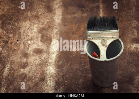 Künstler-Pinsel und Ölfarben auf Retro-Holzpalette. Stockfoto