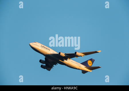 Lufthansa Airlines Boeing 747-400 D-ABVZ nach der Take off Flughafen Newark (EWR) Stockfoto