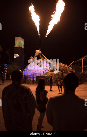 Eine Gottesanbeterin Skulptur schießt Feuerbälle auf die Container-Park in der Innenstadt von Las Vegas. Stockfoto