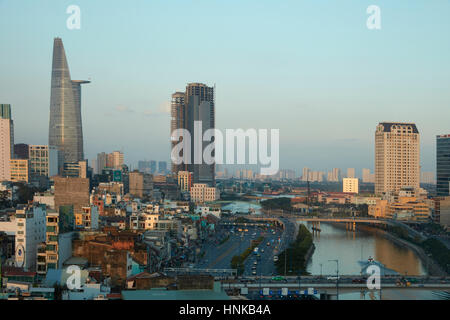 Wohnungen, Bitexco Financial Tower, Hochhäuser und Ben Nghe River, Ho-Chi-Minh-Stadt (Saigon), Vietnam Stockfoto