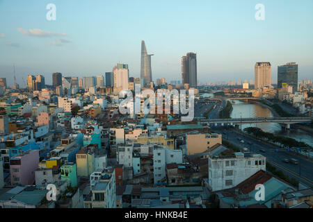 Wohnungen, Bitexco Financial Tower, Hochhäuser und Ben Nghe River, Ho-Chi-Minh-Stadt (Saigon), Vietnam Stockfoto