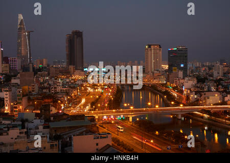 Wohnungen, Bitexco Financial Tower, Hochhäuser und Verkehr neben Ben Nghe River, Ho-Chi-Minh-Stadt (Saigon), Vietnam Stockfoto