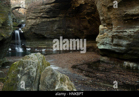 Wasserfall in die unteren Täler.  Matthiessen State Park, Illinois, Vereinigte Staaten von Amerika. Stockfoto