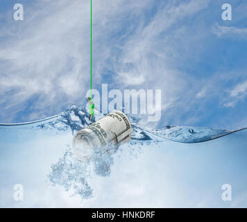 Geld auf Angelhaken im Wasser Stockfoto