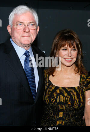 Phil Donahue und Marlo Thomas besuchen Universal Pictures-Screening von "Krieg des Charlie Wilson" im Museum of Modern Art am 16. Dezember 2007 in New York City Stockfoto