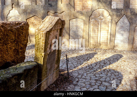 Grabstein, jüdischer Prager Friedhof, jüdisches Prager Viertel, Prager Altstadt Schatten Atmosphäre Kopfsteinpflaster Stockfoto