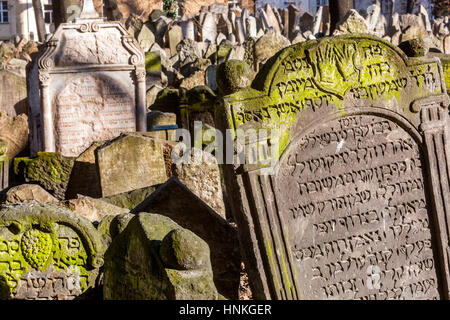 Gräber auf dem Jüdischen Friedhof in Prag, dem Jüdischen Viertel in Prag, Josefov Tschechien Stockfoto