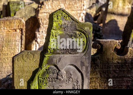 Grabstein gebrochen, Alter Prager jüdischer Friedhof Jüdisches Viertel Prag Stockfoto