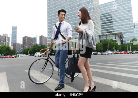 Junge Männer und Frauen auf der anderen Straßenseite Stockfoto